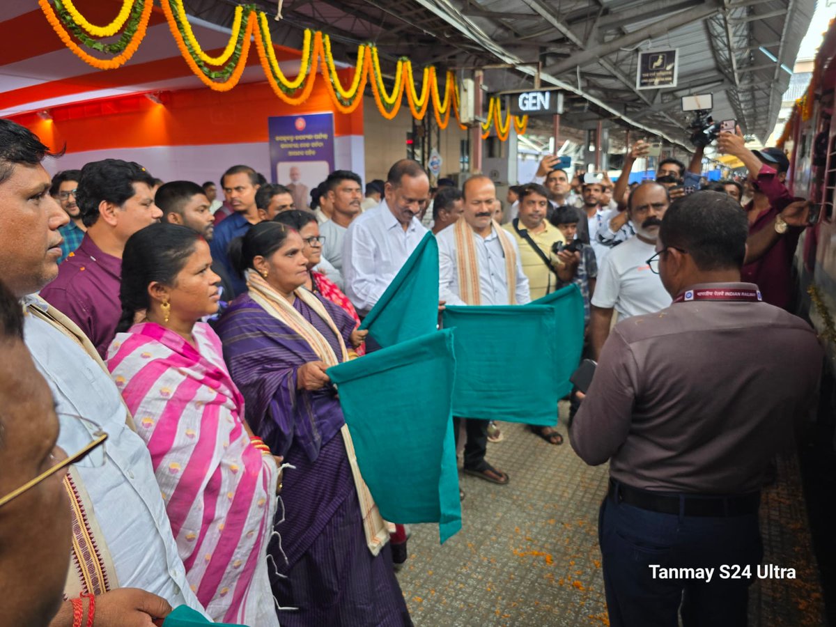 DRMKhurdaRoad's tweet photo. The train received a warm welcome from railway officials, staff, and local communities at stations along its route, marking a memorable journey connecting Shreekhetra to Sabara Shreekhetra at Bhubaneswar Railway station .
@RailMinIndia
@@EastCoastRail 
@DRMSambalpur https://t.co/XyxycIRqbk