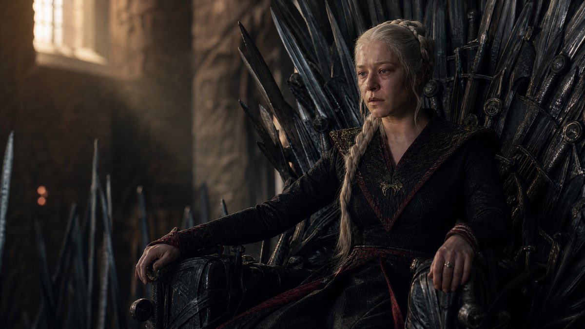 claiirton's tweet photo. No fim, acho que o título deste episódio poderia ser exatamente esse: O preço do trono.

Porque conquistar o Trono de Ferro exigiu sangue.

Mas governá-lo está custando a própria Rhaenyra. https://t.co/FOrS43gx2M