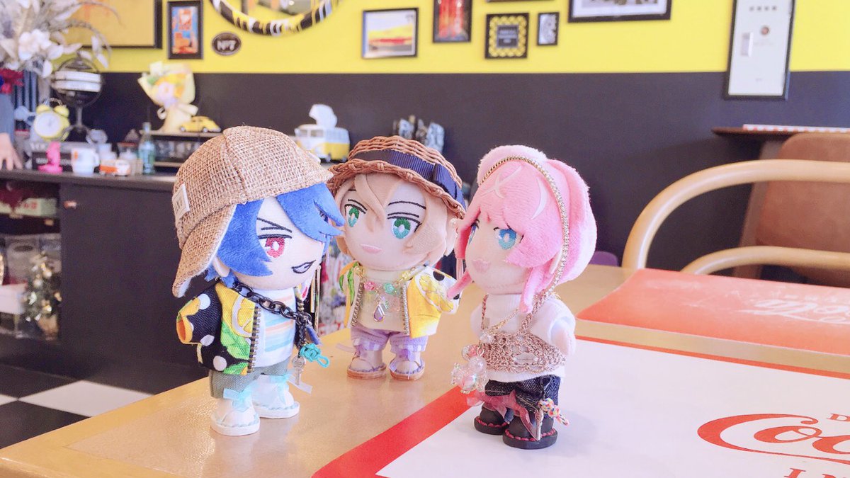 chiginui's tweet photo. 素敵空間で🍭📚2人に返済を迫られもうちょっと待ってくれ〜〜言ってる🎲 https://t.co/mQC6uYSCGL