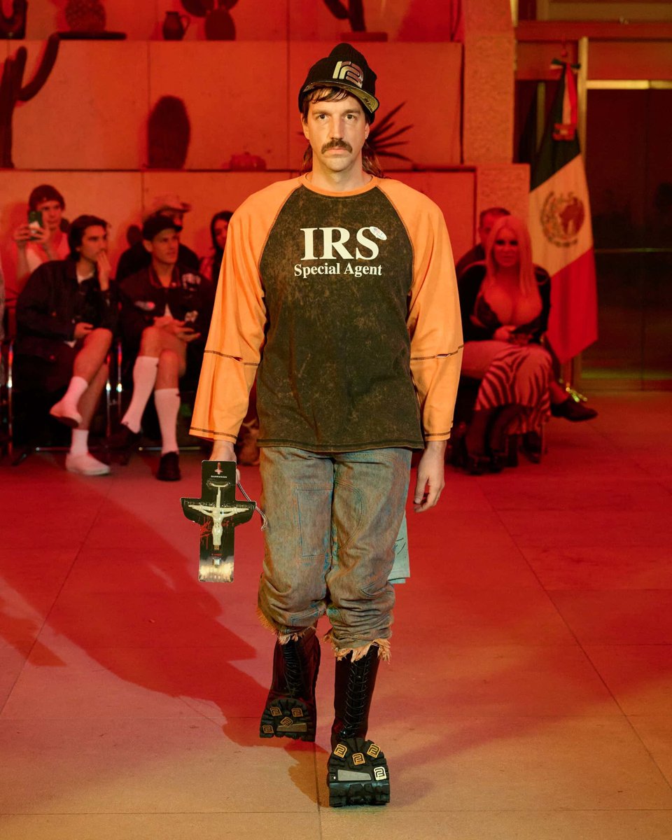 MaleFashTrends's tweet photo. Barragán desafía las convenciones con una propuesta que redefine la sofisticación rebelde en la pasarela #PV27 #SS27 #BFW https://t.co/aS2b3S9LZl https://t.co/VXX8KT38cz
