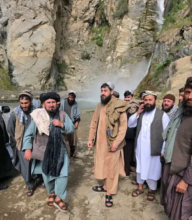 EzatGhafoori36's tweet photo. از شمال تا جنوب، از شرق تا غرب، امن و امان است، هیچ مخالف و صدای مخالفتی نیست؛ اما در رسانه‌ها و شبکه‌های اجتماعی، هیاهوی پروپاگندا، تعصب، غوغاسالاری، ف��افکنی و... موج می‌زند؛ بازسازی و آبادانی در سراسر کشور با شتات جریان دارد و سیاست خارجی بی‌طرف، متوازن و اقتصادمحوری ادامه دارد https://t.co/wS94vZC4TQ