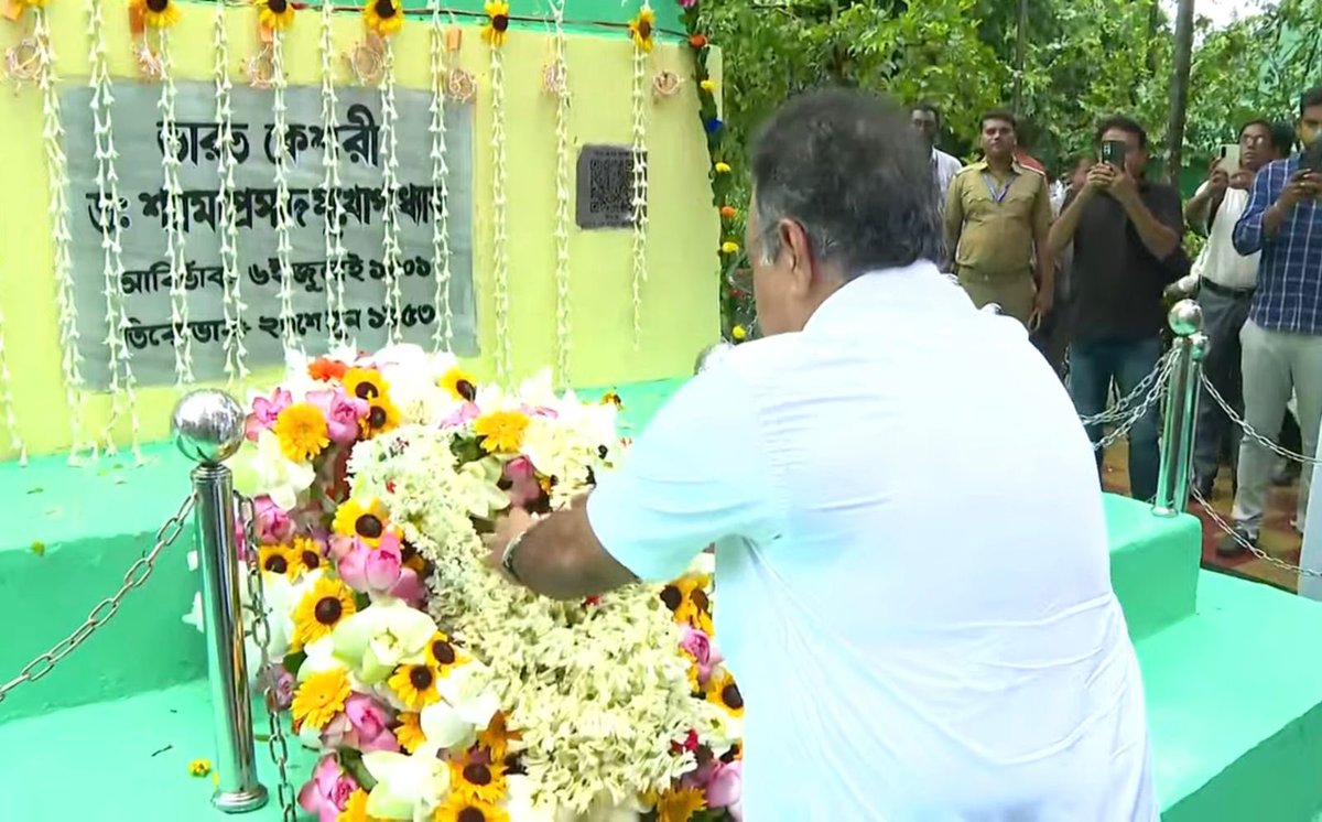 SamikBJP's tweet photo. ড. শ্যামাপ্রসাদ মুখার্জীর জন্মজয়ন্তী উপলক্ষে আজ কলকাতার রেড রোডে তাঁর মূর্তিতে মাল্যদান করে শ্রদ্ধাঞ্জলি নিবেদন ।

দেশের ঐক্য, অখণ্ডতা ও জাতীয় স্বার্থ রক্ষায় তাঁর আত্মত্যাগ এবং আদর্শ আমাদের চিরকাল অনুপ্রাণিত করবে। https://t.co/QfvqvIyctb