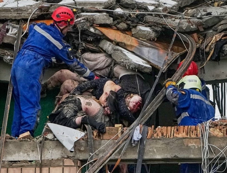 igorsushko's tweet photo. Ukraine doesn't have any Patriot missile interceptors left. All 23 Russian ballistic missiles struck their targets in Ukraine.
An entire family murdered by the Russian fascists in Kyiv. https://t.co/FxCVE2H9sK
