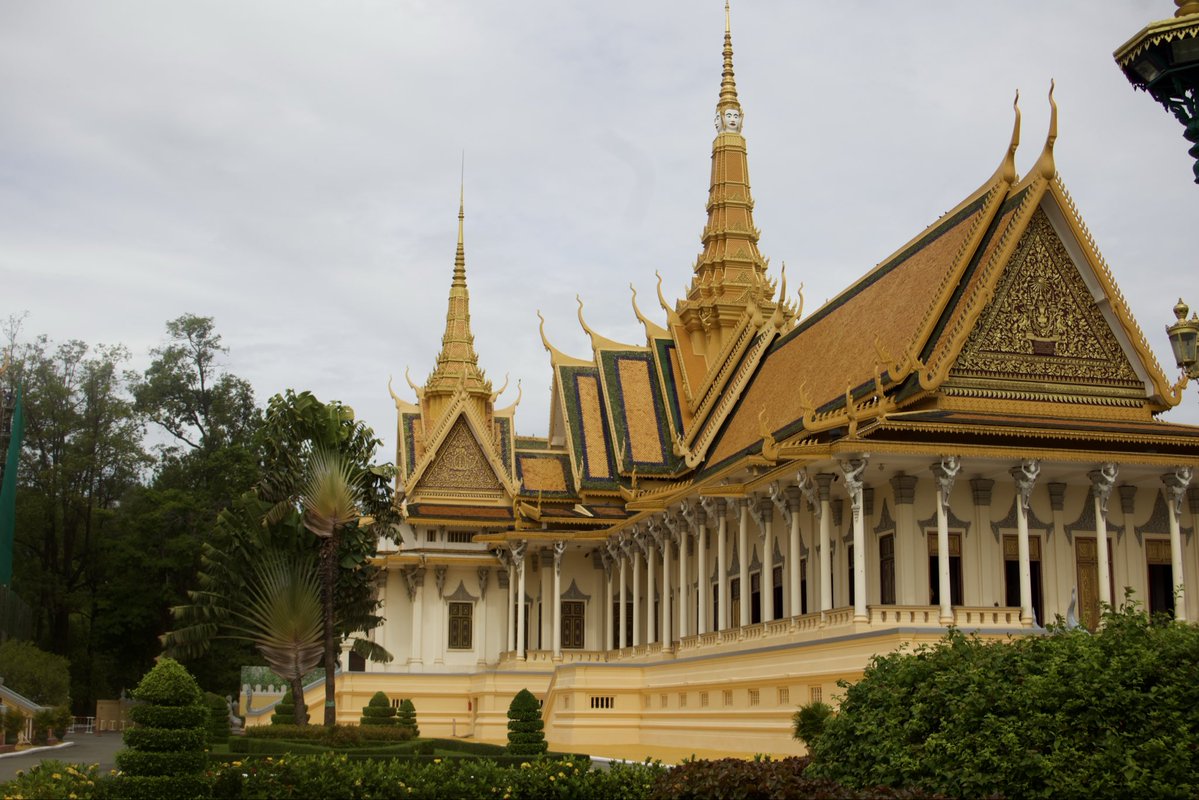 Iwashereyt's tweet photo. 🇰🇭 Royal Palace, Phnom Penh.

Built in 1866, the Royal Palace has been home to Cambodia’s monarch ever since. A stunning example of Khmer architecture and history.

#Cambodia #PhnomPenh #Travel #History #Architecture https://t.co/JcLVdJ8UO7