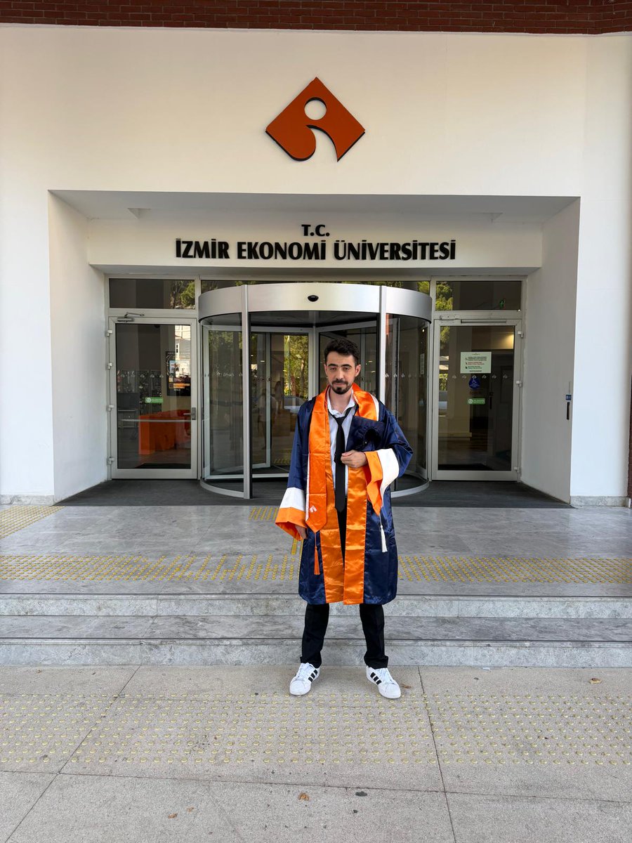 murselozata's tweet photo. MEZUNİYET MUTLULUĞUMUZ
Kıymetli evlâdımız Sadettin Alp Özata, yüksek öğrenim hayatına;1 ön lisans,2 lisans,1 y.lisans,1 doktora (Tez aşamasında) sığdırdı.Bugün onu İzmir Ekonomi Üniversitesi Hukuk Fakültesinden şeref öğrencisi olarak mezun olmasının onur ve gururunu yaşıyoruz. https://t.co/9ahy12Wbak