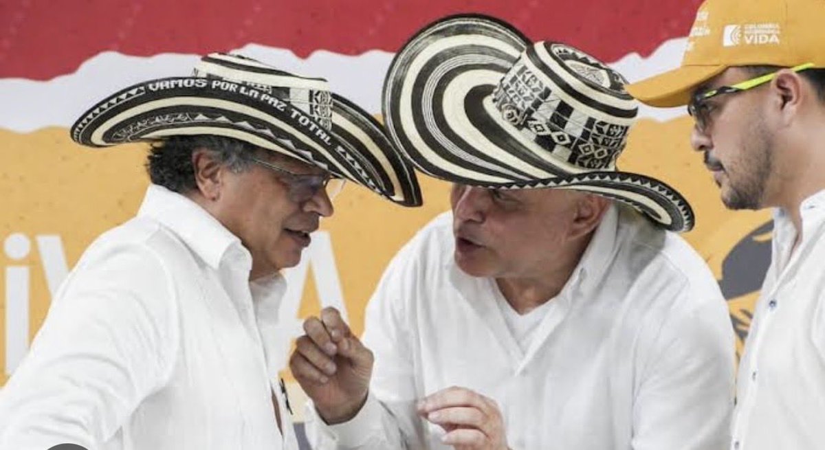 gonzalezam's tweet photo. @alazamo123 @ghitis Mmmmmmm y este MONSIGO q es?: PARACO, CRIMINAL o el NARCO “presidente ☕️🦜” que AMENAZA A TODO UN PAÍS con su CAGADA BANDERITA, el mismo q HOSTIGÓ PERSIGUIÓ Y ACUSÓ a MIGUEL URIBE🤔 https://t.co/nWMFxne8ki