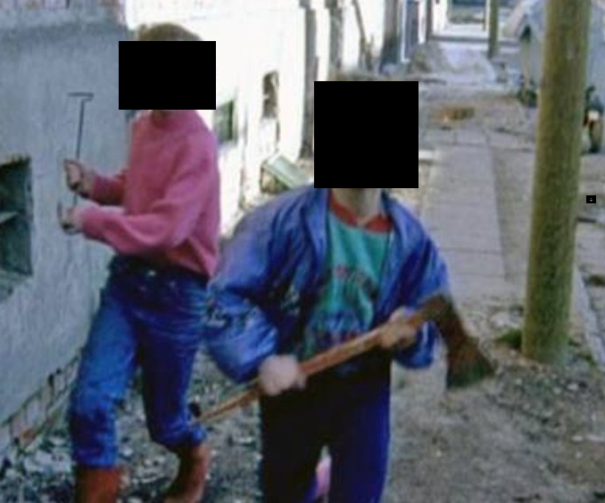 ReimondHoffmann's tweet photo. Was Deutschland seit den 90er Jahren mit den Ritters gemacht hat, das war würdelos. 

Norman Ritter war kein erwachsener Mann, der sich selbst bei YouTube filmt und blamiert – er war erst 10 Jahre alt, als das Fernsehdeutschland sich über ihn empörte und über ihn lachte. Er und seine Geschwister waren kleine Kinder.

Mörder und Vergewaltiger werden in der BRD anonymisiert – eine deutsche Familie in der Krise jedoch wird in die Öffentlichkeit gezerrt und auf den Pranger der Nation gestellt. Mit einem „deutsch und asozial“-Filter. Diese Kinder wurden in ihre Ecke gedrängt und kamen nie mehr heraus. 

Es sind Leute mit vielen Fehlern, aber es sind unsere Leute. Statt ihnen Hilfe zu geben, hat das Fernsehdeutschland Kinder, die Opfer ihrer Umstände waren, in die Öffentlichkeit gezogen, sie in ihrem Handeln bestärkt und noch tiefer hineingetrieben. Man hat sie in diese Rolle gedrängt und sich an ihr ergötzt. Linke Großstadtsnobs konnten auf eine Familie in prekärster Situation herabschauen – man glaubte, als Deutscher sowieso an allem Schlimmen auf der Welt schuld zu sein, aber wenigstens war man nicht wie die Ritters.

Solche Serien über türkische, arabische oder afrikanische Familien in den entsprechenden Stadtteilen waren und wären undenkbar. 

Antideutscher Selbsthass, der sich an einer solchen Familie ergötzt, wird dagegen bis heute legitimiert.