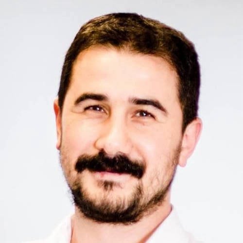 elifilgaz's tweet photo. Bu ne yaaa! Dört polis, manavdan gazeteciyi gözaltına almak nedir!!! 
Kayhan ne yapmış olabilir, aylardır her gün İBB davasında aleni yargılamaları takip ederek geçiyor. Duruşmaya giren herkesin gördüğünü, duyduğunu yazıp anlatıyor. Kanser tedavisi gören annesi var, onun her şeyine Kayhan koşuyor. Ömrü hastane sırası Silivri duruşma salonları arası geçiyor.  Yapmayın, etmeyin insanları bu kadar mağdur etmeyin. 
Kayhan da, Hazar da iyi birer gazetecidir. 
#GazetecilikSuçDeğildir
#GazetecileriSerbestBırakın