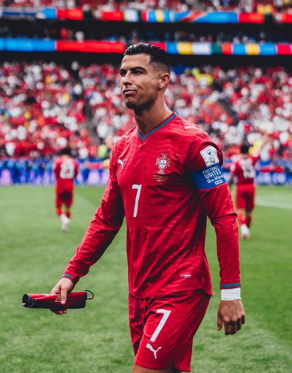FAVE7479's tweet photo. Ronaldo taught me today that destiny can be delayed and still be denied 😂 https://t.co/kkECX44qL4