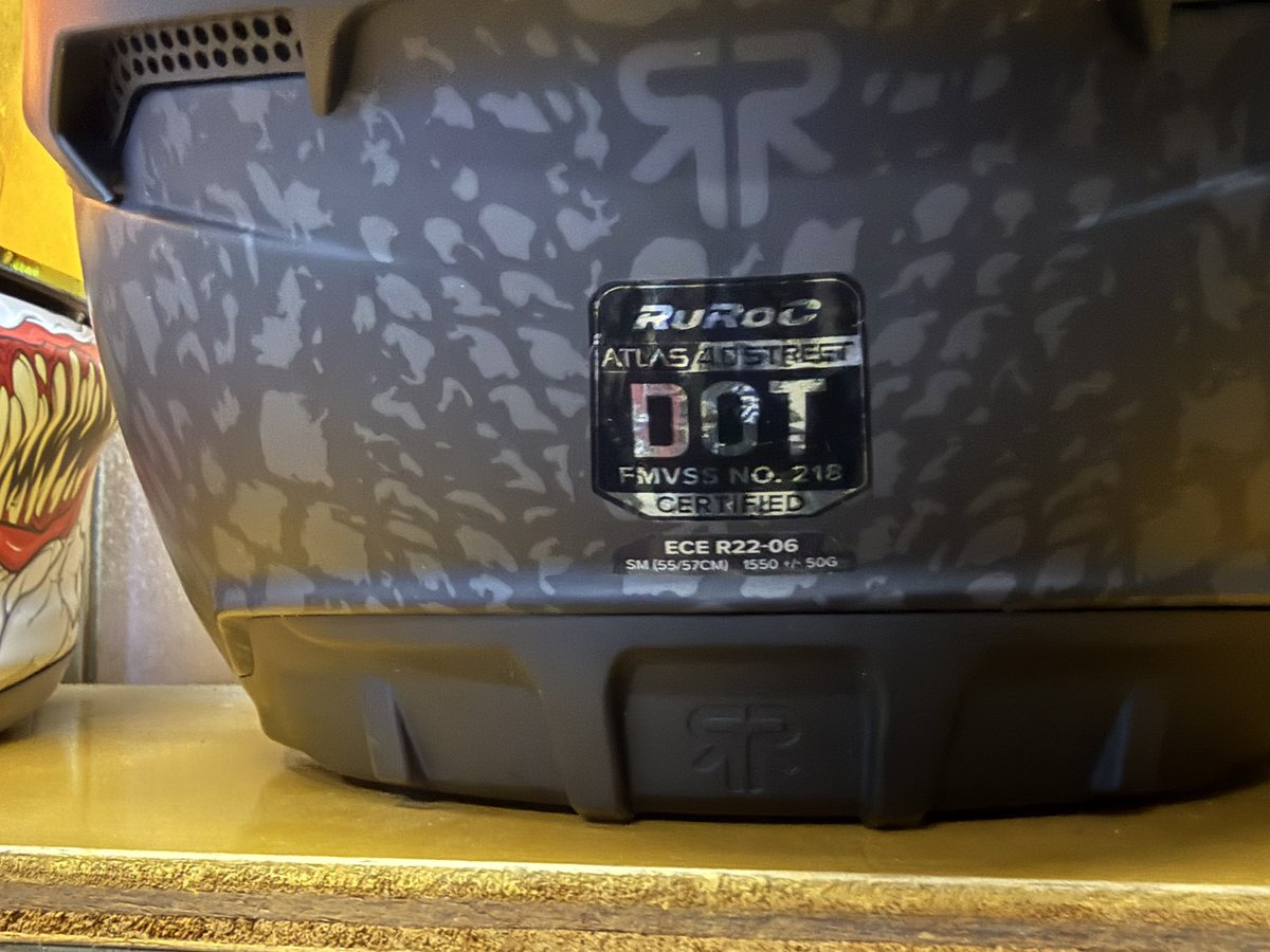 HighWorks_taka's tweet photo. #RUROC ヘルメット買っちった。
このグラフィック、別のモデルで持ってるんですけど アウトレット品が出てたので思わずポチリ。
ラベルがATLAS4.0(現行はAT4.0表記)なので、長期在庫かな。
これは廉価版のSTREET。
カーボンモデルと比べるとやはり装備品の質感とかがいまいちかな〜 https://t.co/HqvmgYNIxM