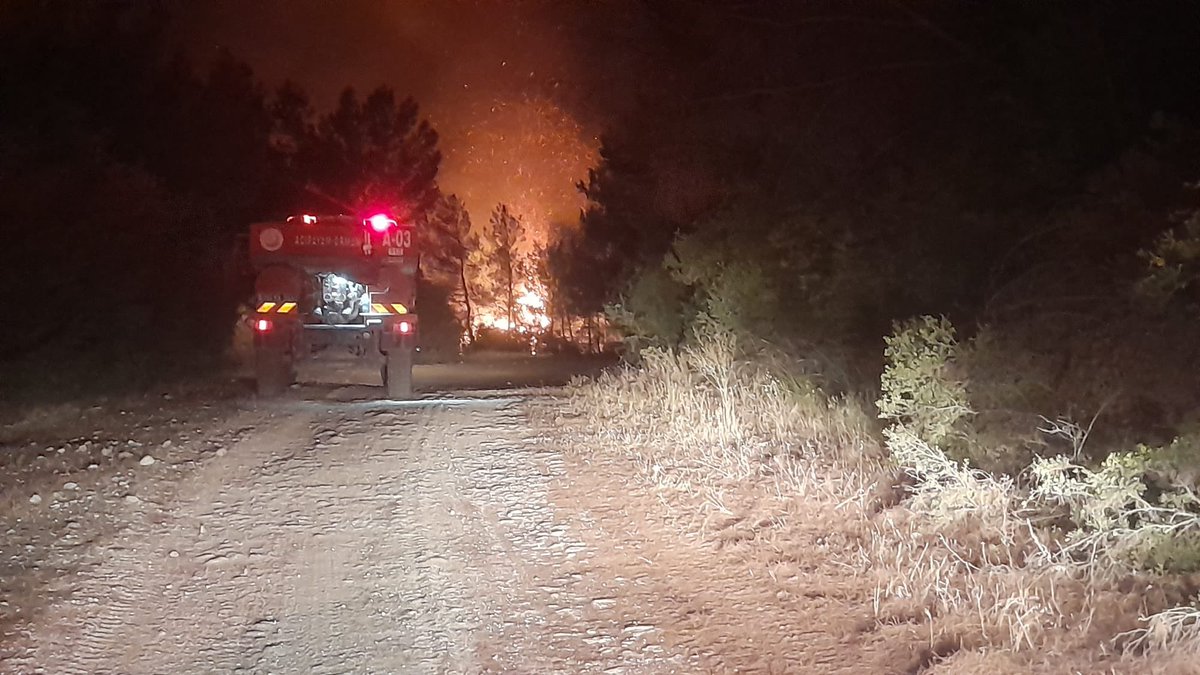 TansuTrk2's tweet photo. İzmir Karşıyaka’da çıkan yangına yakın bir bölgede Eczacılar Vakfı Afet Destek Ekibi olarak hazır bekliyoruz.Yangın kontrol altına alındı.Yerleşim alanlarına yakın olması nedeniyle söndürülene kadar sahadaki gelişmeleri takip ediyor,ihtiyaç halinde destek vermek için hazırız. https://t.co/skRpKoR8Ms
