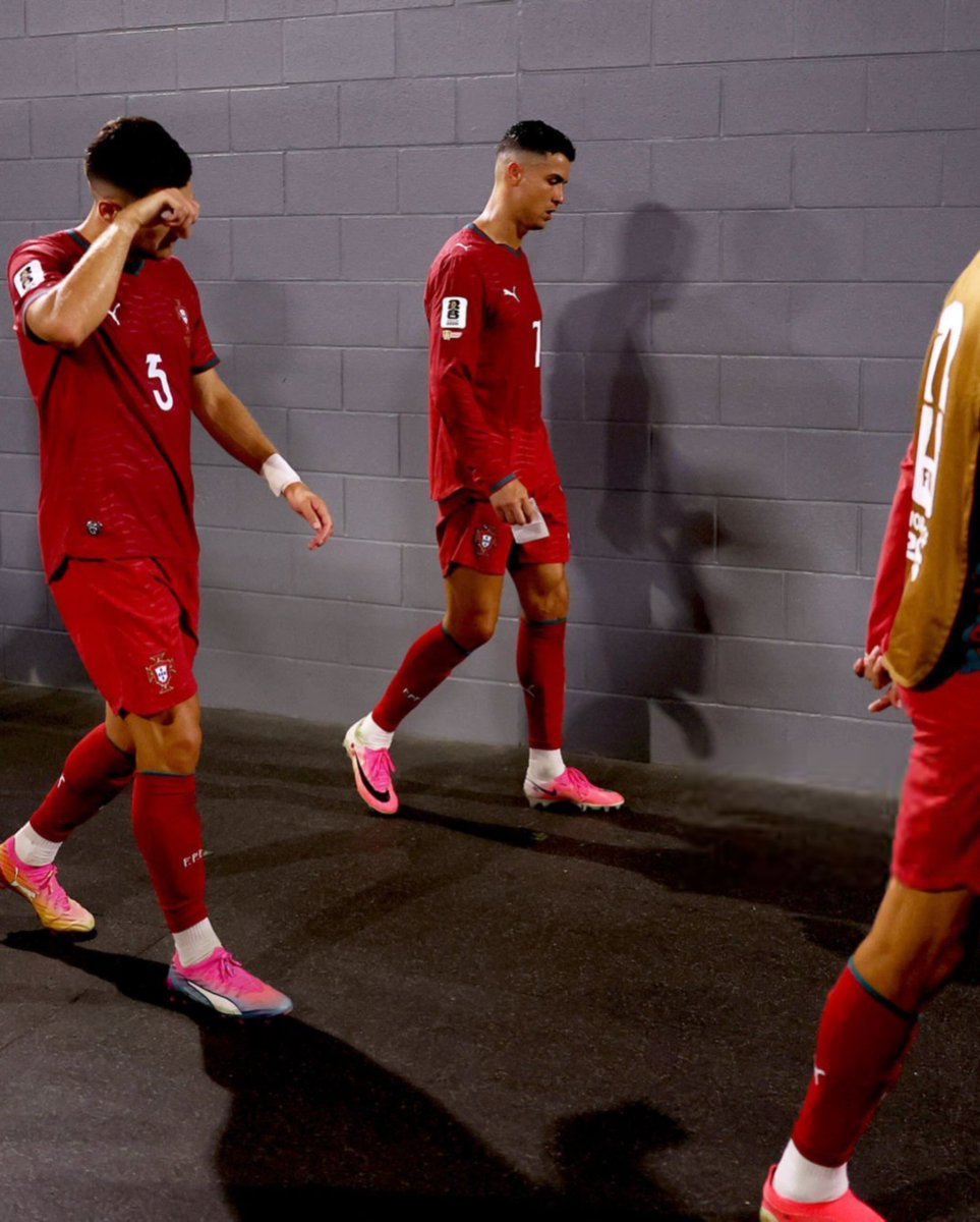 ofootball__'s tweet photo. CR7's final walk in a World Cup... 🚶 ♂️😢 https://t.co/5CVUbpaqKX