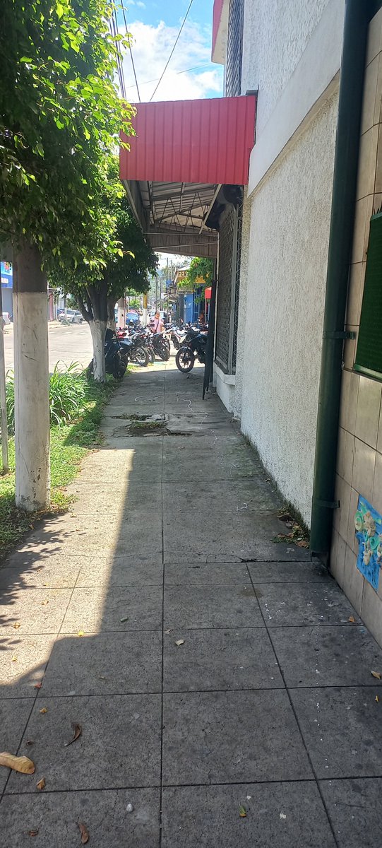 davidca06123144's tweet photo. @HenryFloresST Sr. Alcalde, permitame donde está el ordenamiento territorial en la zona urbana de Santa Tecla,este día pude verificar de primera mano el abuso de ciertos negocios que obligan al peatón a caminar por la calle y no tener a nadie del CAMST, que ayudé.
Es lamentable https://t.co/h4iRfsHqm2
