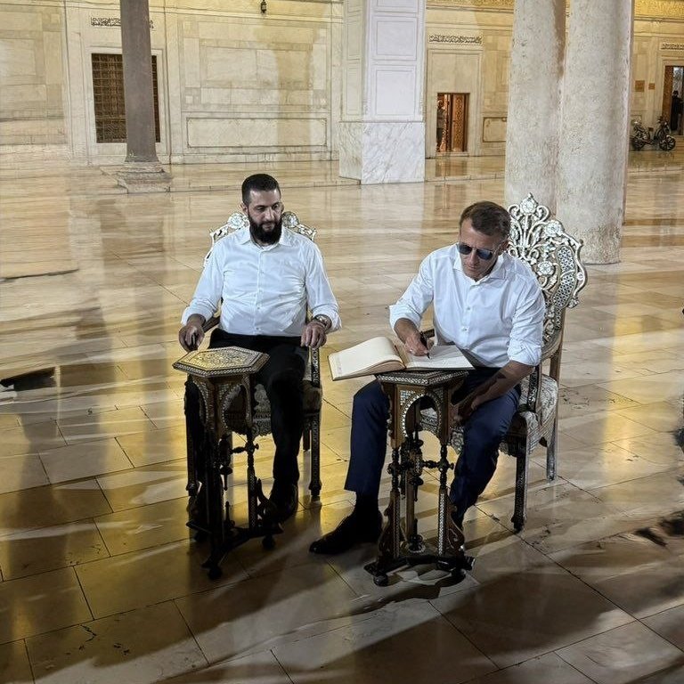 ConflictTR's tweet photo. Fransa Cumhurbaşkanı Macron, Şam'da Emevi Camii'ni ziyaret etti. https://t.co/PT0PZH5e1S