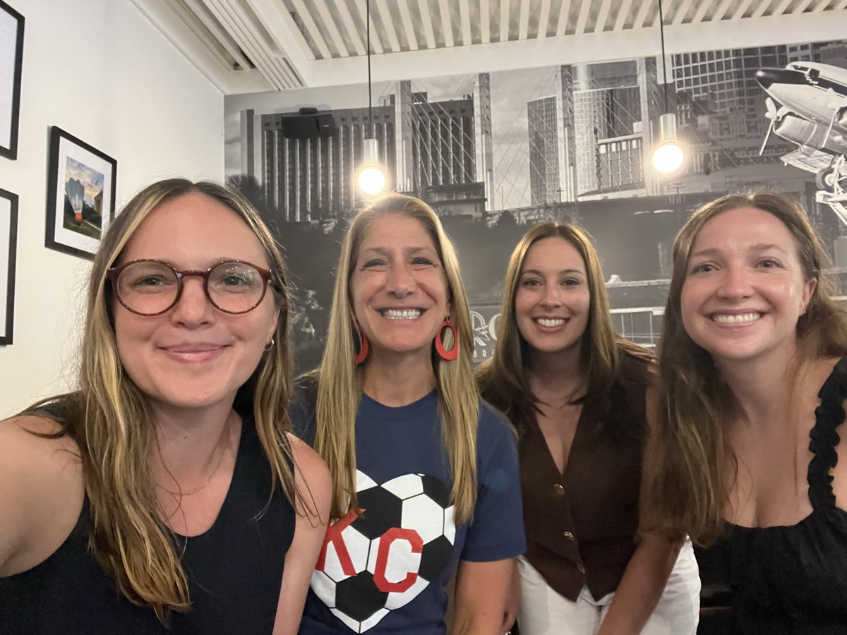 Patty4MO's tweet photo. Had a wonderful meeting with constituents who are CRNA students. Their assignment was to meet their State Senator to discuss health care policy. I love that policy is part of their curriculum. #Nurses #MOLeg #MOSen https://t.co/J6o5lF6FUK