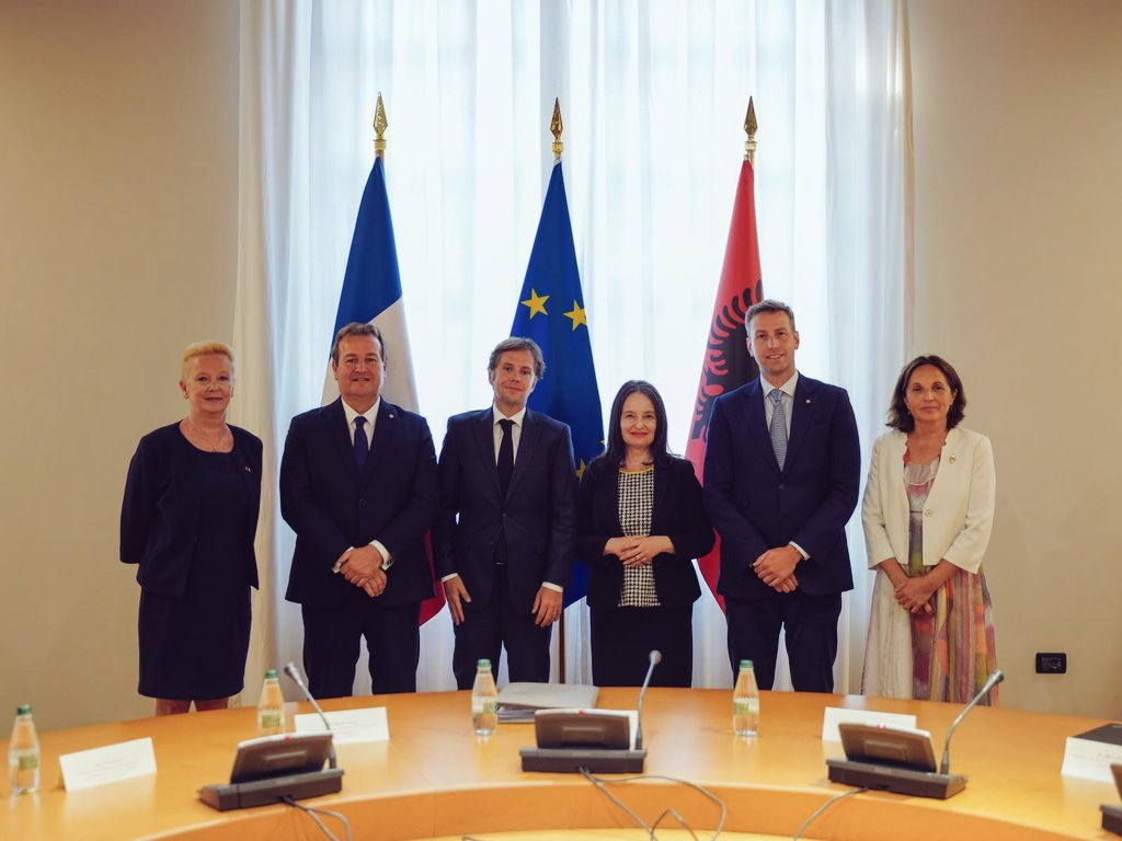 France_Albanie's tweet photo. Les progrès rapides de l' 🇦🇱 vers l'UE 🇪🇺 et le soutien constant de la 🇫🇷 à son intégration, ont été au cœur des échanges de la délégation de l'Assemblée nationale 🇫🇷 à 📍#Tirana 🇦🇱 avec @ediramaal, @HoxhaFer et #MajlindaDhuka. https://t.co/WEufHEdhZD