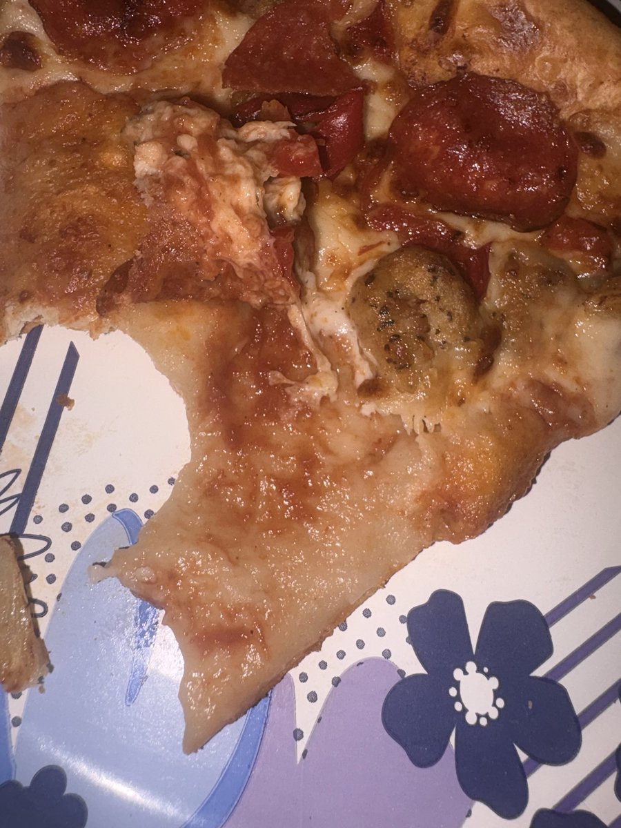 L_ChocolateDrop's tweet photo. @pizzahut why yall give me this dry pizza https://t.co/3Cc8S9UmwU