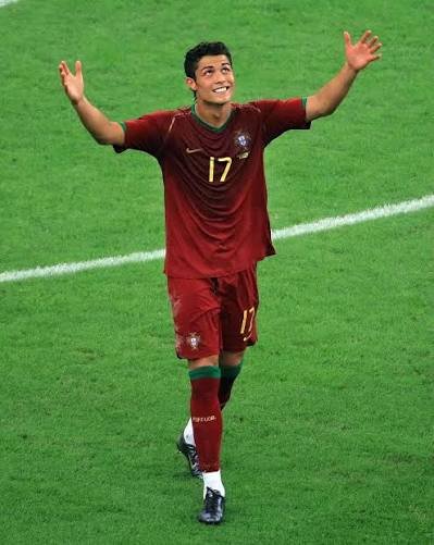 ArobaseGiovanny's tweet photo. Je t'aime pour toujours @Cristiano https://t.co/TTcWCHNrql