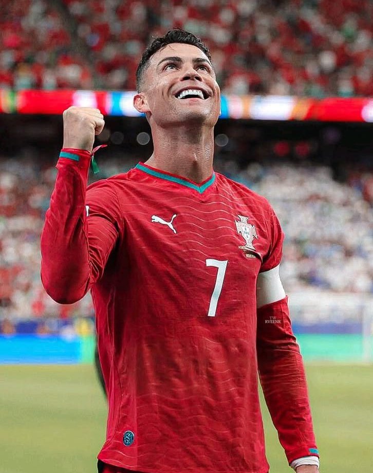 FAN11Futbol's tweet photo. ¡¡SIEMPRE CRISTIANO!! Hoy quiero agradecer a la vida por permitirnos vivir en la época de Cristiano Ronaldo, lo vi regatear a todos, hacer goles de todo tipo, aparecer en esos momentos en que todo parecía perdido, aguantar críticas injustas, https://t.co/TpeQdT0fw7