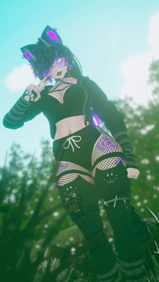QueenAshley321's tweet photo. When it feels like all the world is wearin' a frown,
Put a smile on and spread it around~
With your smile, turn the world upside down~ <3 https://t.co/KUPLvyswM2