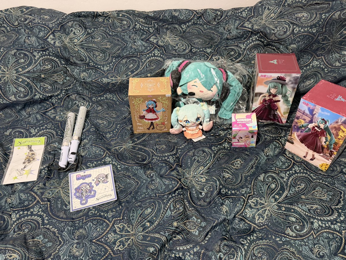 SirDoodle_'s tweet photo. Came for the serendipity concert, left with Hatsune Miku https://t.co/3vzqX1KAOg