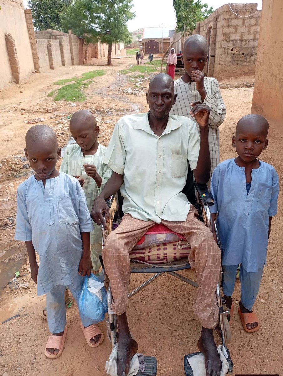 hussainimk's tweet photo. Salam this is Zubairu, a father of 4, who’s down with a spinal cord problem!!! 

Zubairu is the only bread winner of his family as you can see all his kids are not old enough to take care of the family. 

Zubairu needs 790k for his treatment. They’ve managed to raise 464k so far. Please if you have the means to assist him, no amount is little. If you don’t kindly rt.

2255875600
Zenith Bank 
Huss
D: zubairu.