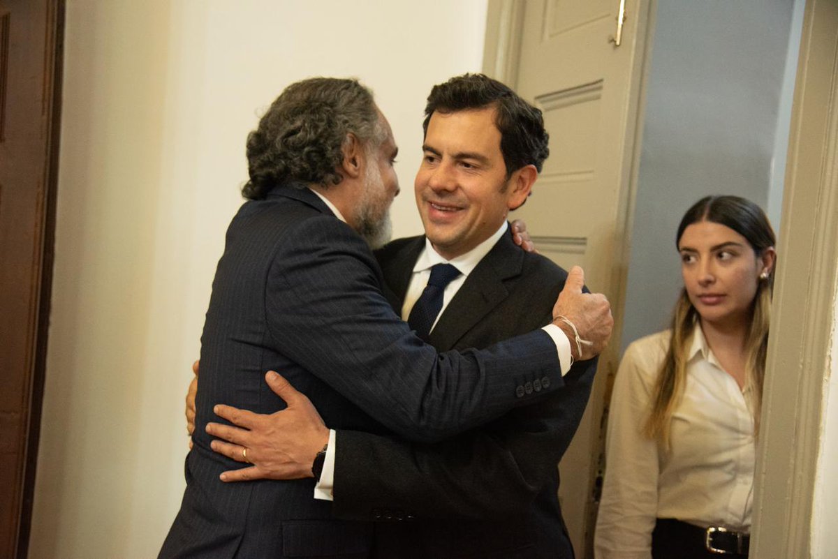 ClaudiaLuci1018's tweet photo. Jajajaj En política, cuando te abrazan con tanta fuerza, es mejor revisar si todavía tienes la billetera, o el puesto díganle a @Rodrigo_Lara_ que ese es el beso de judas versión empalme https://t.co/3pPCP5d5RF