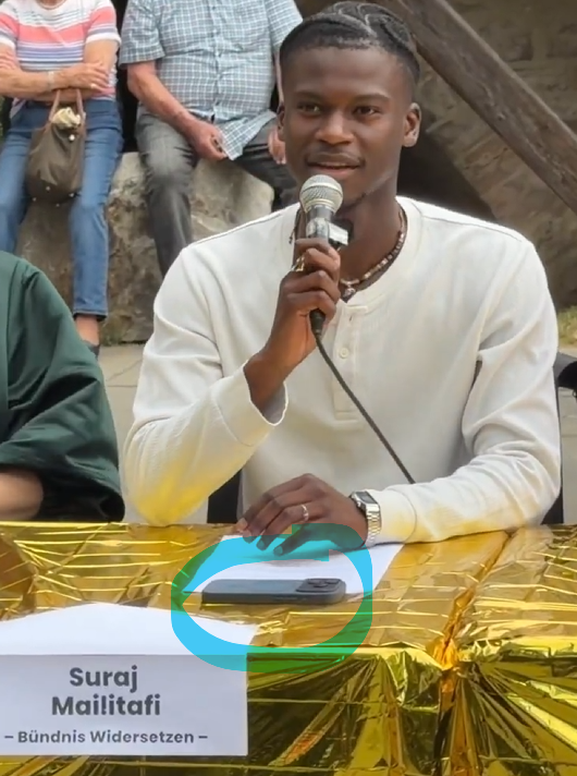 Der_Dyrksen's tweet photo. Suraj Mailitafi, Sprecher der „Widersetzen“-Bewegung (Erfurt Demo) und Mitglied der Grünen, spricht davon, den Kapitalismus abschaffen zu wollen. Sein Smartphone sieht allerdings verdächtig nach einem iPhone 15 oder 16 Pro aus – und die gehören selbst gebraucht nicht gerade zur günstigen Kategorie.