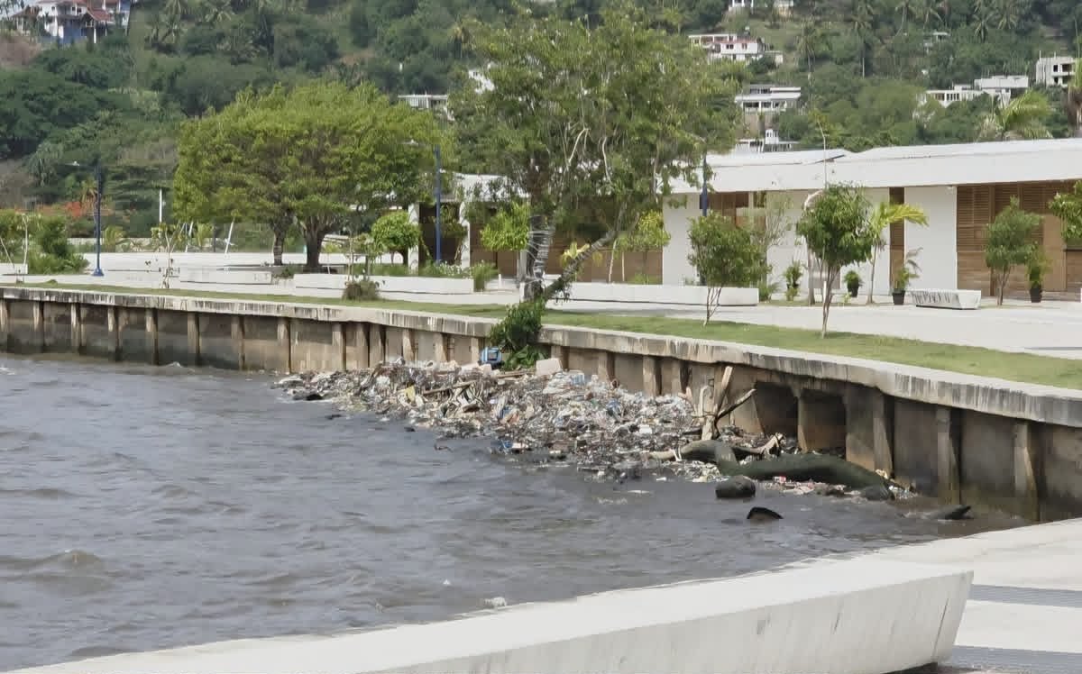 REDSOCIALCODI's tweet photo. La provincia de Samaná, uno de los polos turísticos más importantes del país, atraviesa actualmente una crisis sin precedentes que amenaza tanto la salud de sus habitantes como su economía.

Dirigentes locales y ciudadanos han alzado la voz ante el colapso del sistema sanitario, la severa escasez de agua potable y el abandono total de infraestructuras viales y educativas.

https://t.co/4OeRjebedp
