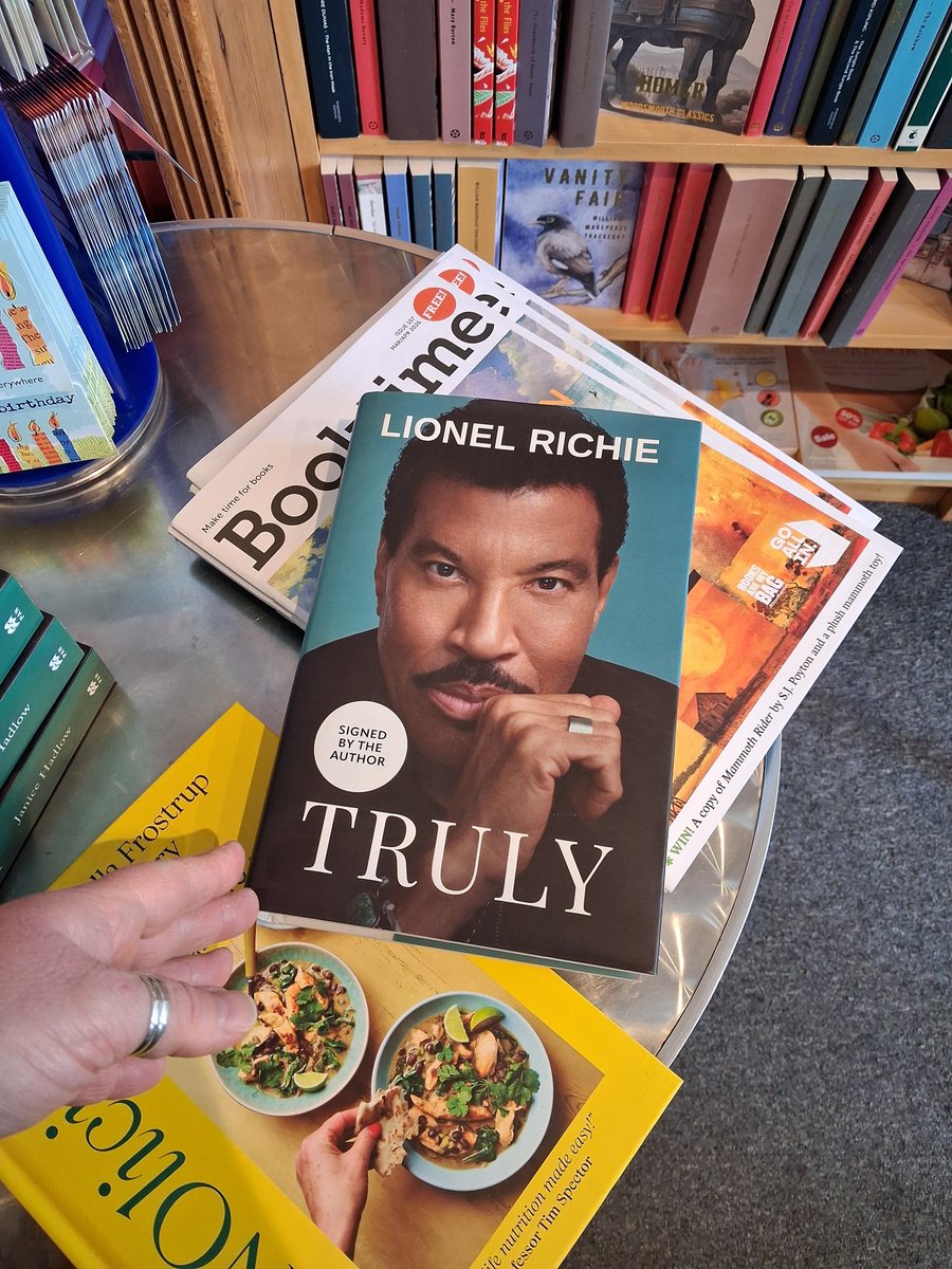 JosBookshopChingford tweet media