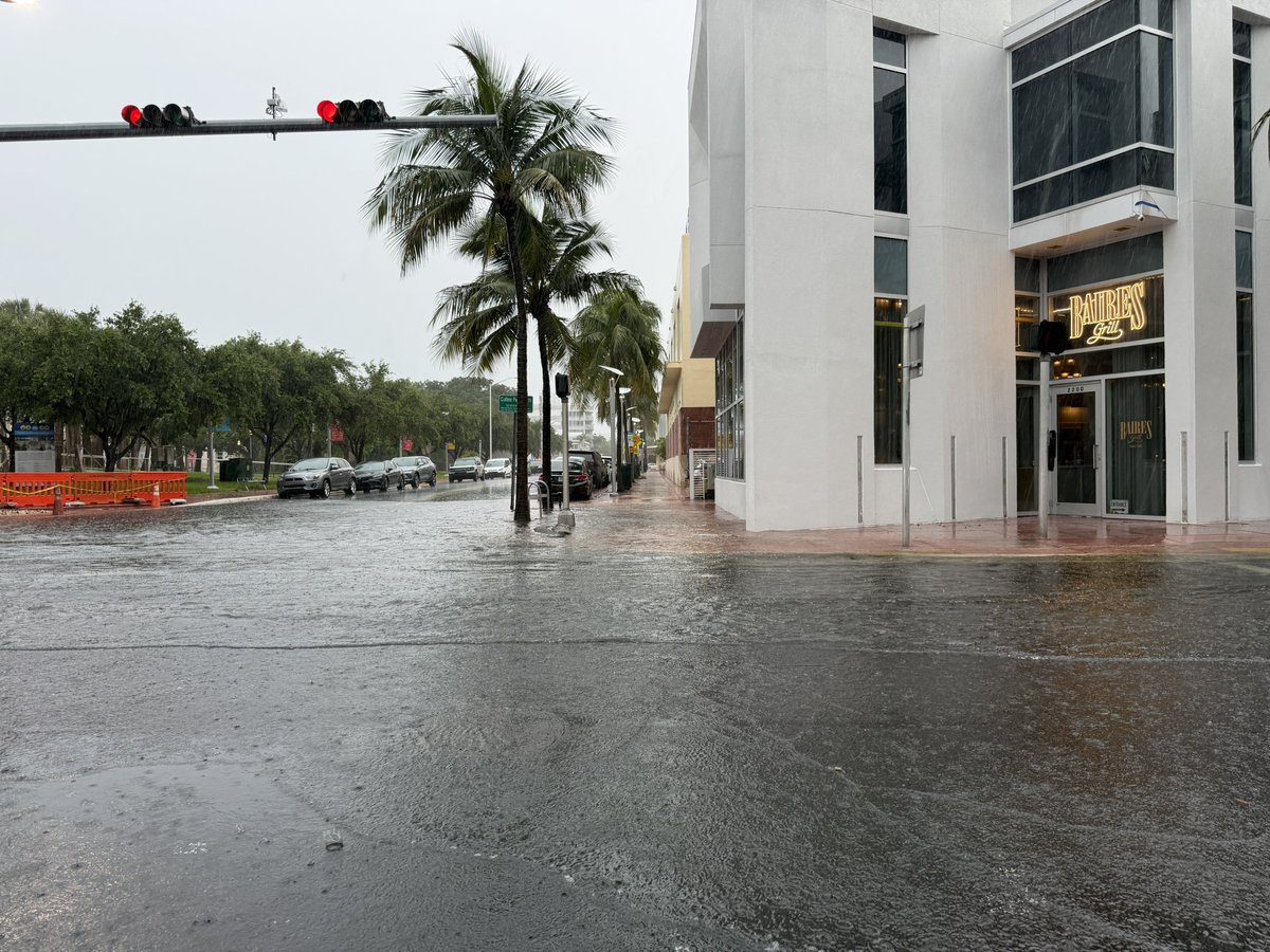OfficialJoelF's tweet photo. Minor flooding occurring in Miami Beach as storms roll through #flwx @NWSMiami https://t.co/5XIV2IMSDT