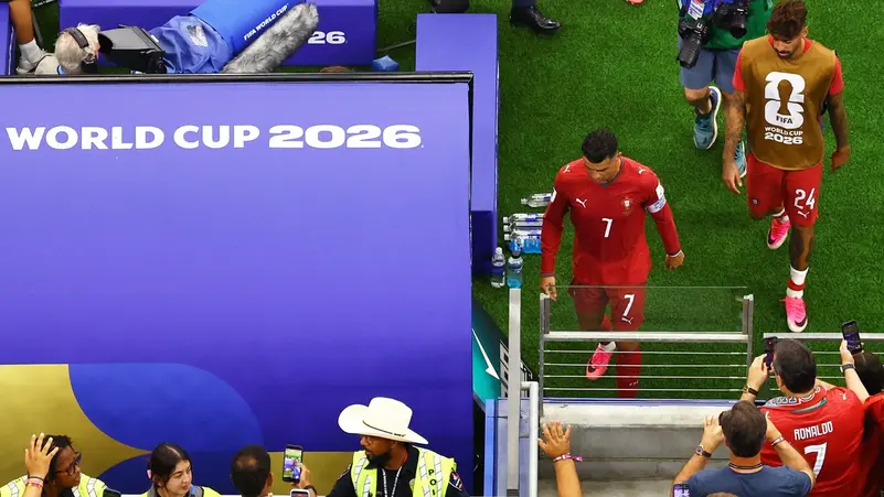 mint16434's tweet photo. لكل رقم في كرة القدم حكاية... لكن ليست كل الحكايات تنتهي كما يشتهي أصحابها. ⚽
غادر كريستيانو رونالدو كأس العالم بعدما سجل رقمًا تاريخيًا، لكنه جاء هذه المرة كأكبر لاعب يخسر مباراة إقصائية في تاريخ المونديال، لتنتهي رحلة جديدة مع البرتغال. https://t.co/MYdzn1Y8jy