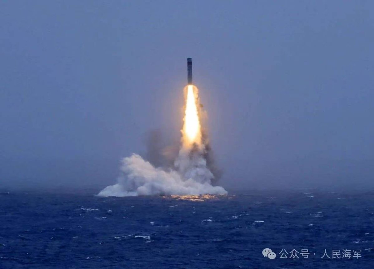 windgo13's tweet photo. Amid growing security risks around surrounding areas, a Chinese navy strategic‑submarine launched a simulated‑warhead missile, showing China’s credible strategic counter‑strike capability in worst‑case scenarios.#ChinaPower https://t.co/Y713hINhXp