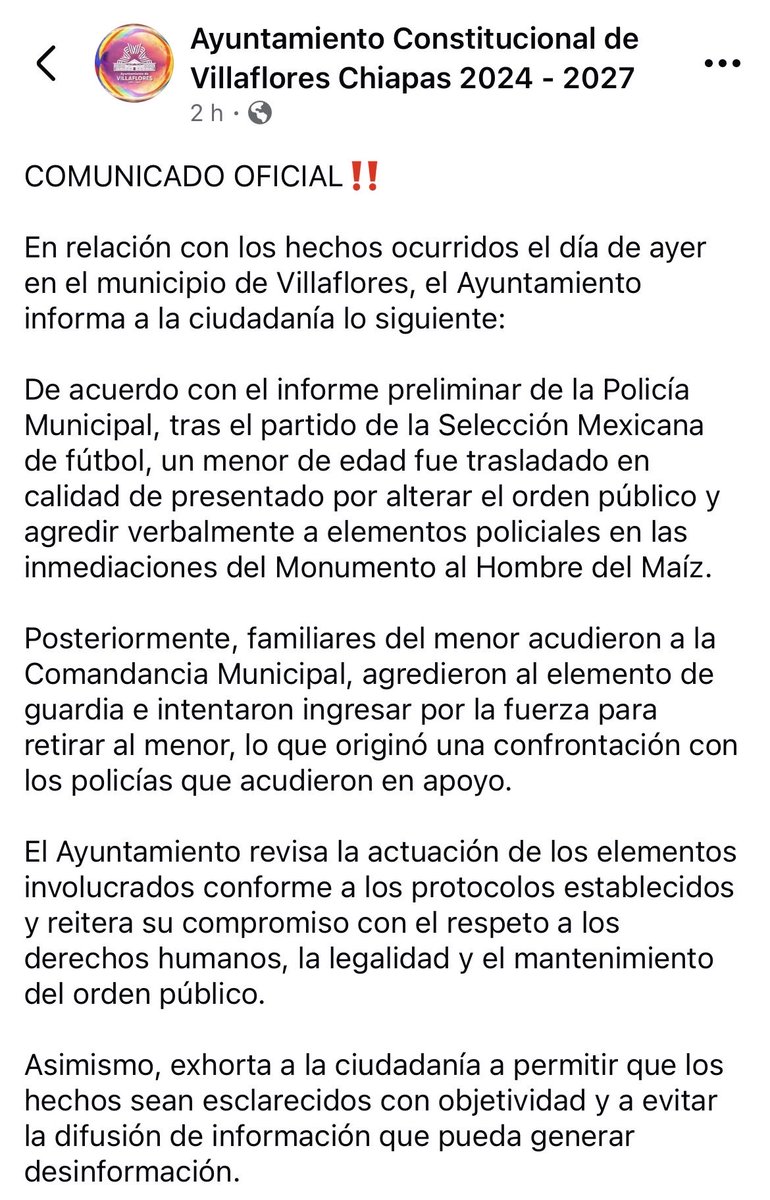 LupitaJuarezH's tweet photo. ⚠️⚠️Captan a policías dando una fuerte golpiza a jóvenes en calles de Villaflores, @ChiapasGobierno, tras el partido México-Inglaterra la noche del domingo.

El gobierno municipal respondió que, según el reporte policial preliminar, un menor de edad fue trasladado por alterar el orden público y agredir verbalmente a elementos, además de que familiares del menor acudieron a la Comandancia Municipal, donde presuntamente «agredieron al elemento de guardia e intentaron ingresar por la fuerza para retirar al menor, lo que originó una confrontación con los policías que acudieron en apoyo».

De acuerdo con versiones de testigos, el grupo no había cometido ningún acto delictivo o falta administrativa.

El Ayuntamiento informó que ya revisa la actuación de los elementos involucrados y pidió «permitir que los hechos sean esclarecidos con objetividad y a evitar la difusión de información que pueda generar desinformación».

📹Vía @GabyCoutino