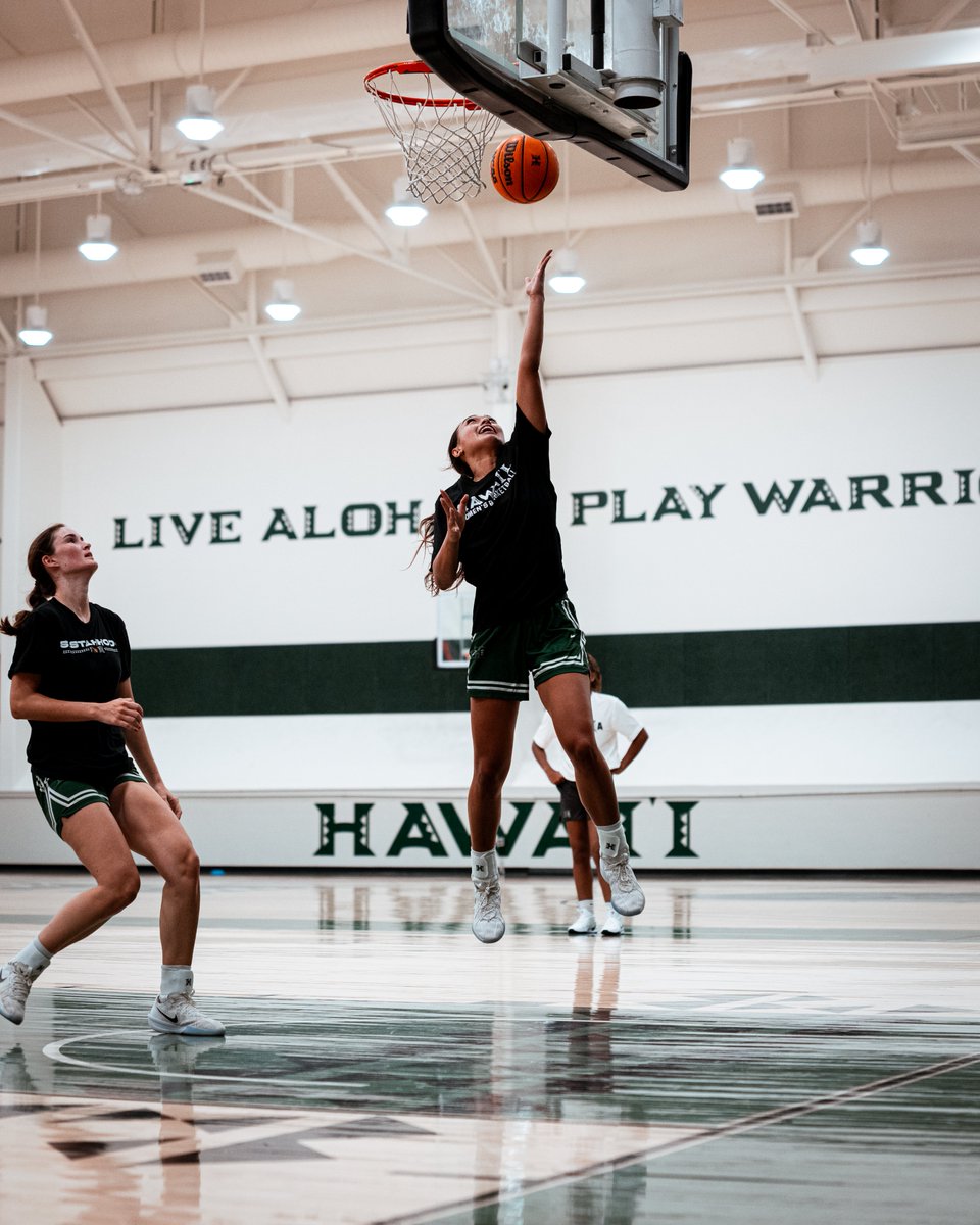 HawaiiWBB's tweet photo. Bringing the energy from Day 1⚡

#GoBows #TheWahineWay https://t.co/P5Tr6Ieff2