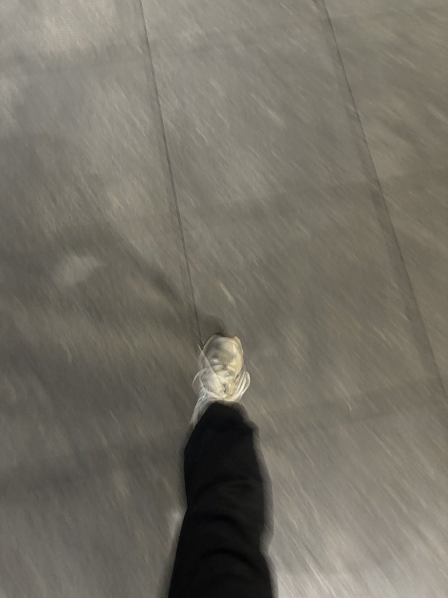 takuroakagi's tweet photo. 買ってまだ２回しか履いてない靴から歩く度にネチャっと音がする。
確実に粘着質な何かを踏んでいる。
水深の低そうな水たまりを踏んでみたりしたが粘着感は取れない。
そしてあの日俺は髭が濃すぎた。
もう放送は間近に迫っている。 https://t.co/84wnNH5vWh