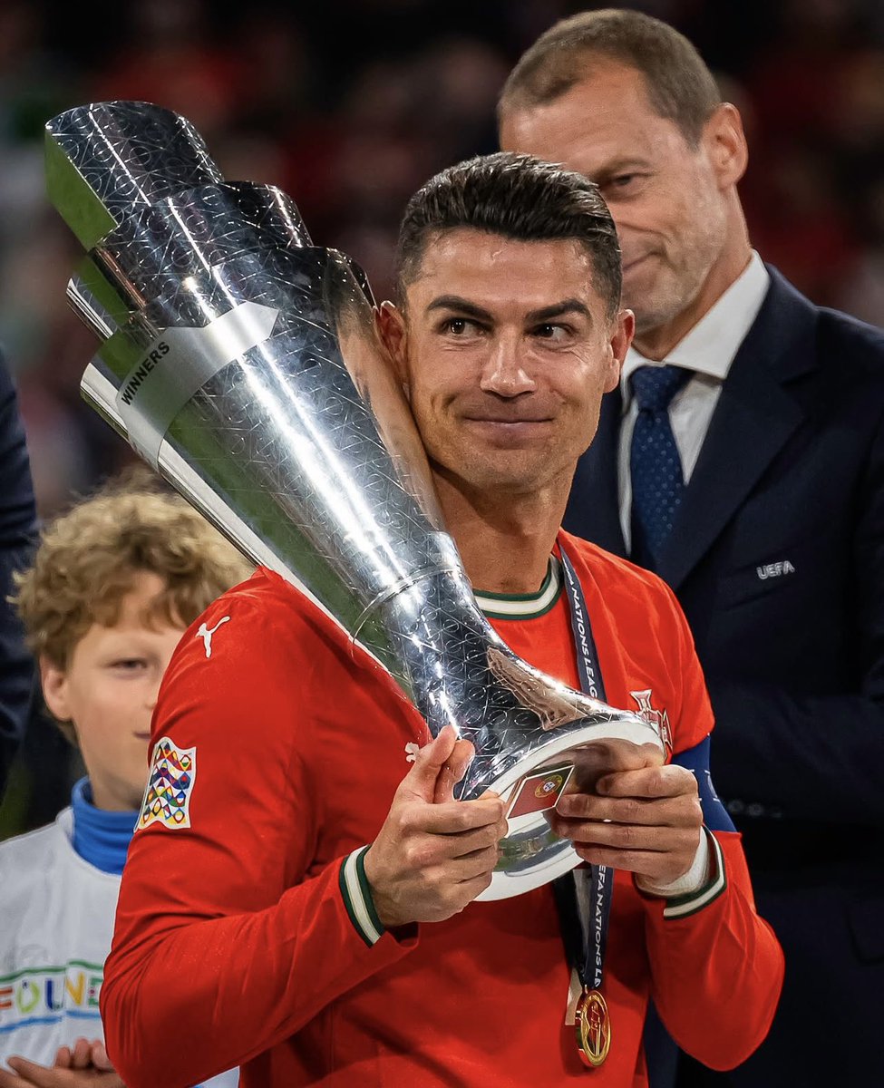 9mmmmal's tweet photo. يظنون إنه وقت الإختباء ، دولة مغمورة تاريخها الرياضي لا شيء يُذكر وضعها الاعظم في التاريخ على خارطة كرة القدم بثلاث ألقاب من العدم ، الأفضلية حُسمت من سنوات دون مسرحيات

RONALDO 4 EVER
🐐🐐🐐❤️❤️❤️❤️❤️❤️❤️

 #البرتغال_اسبانيا https://t.co/e4I3jJtQbT
