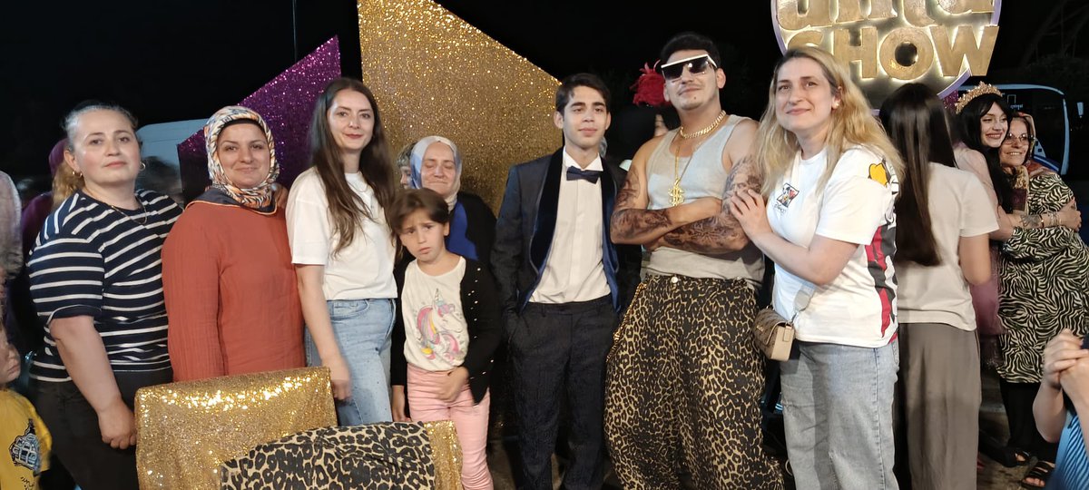 besikduzuakkadn's tweet photo. 📍 Gözacan Parkı Amfi Tiyatro | Beşikdüzü

Trabzon Büyükşehir Belediyesi Şehir Tiyatrosu tarafından sahnelenen “Ünlü Show” tiyatro gösterisine, AK Parti Beşikdüzü Kadın Kolları olarak katılım sağladık.
@sblcbn61 https://t.co/rsJHWjSEEF