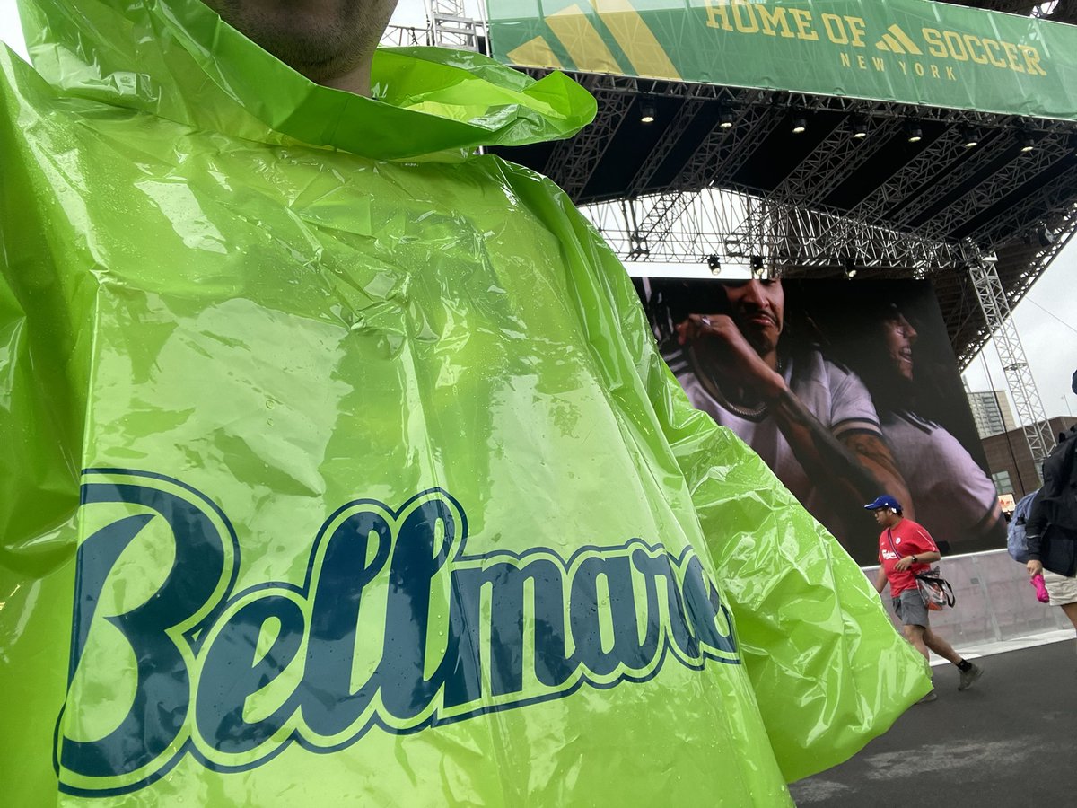 Tepstar201's tweet photo. ニューヨークでもベルマーレのポンチョは役に立ちました。
#bellmare https://t.co/MdAaPgfR5c