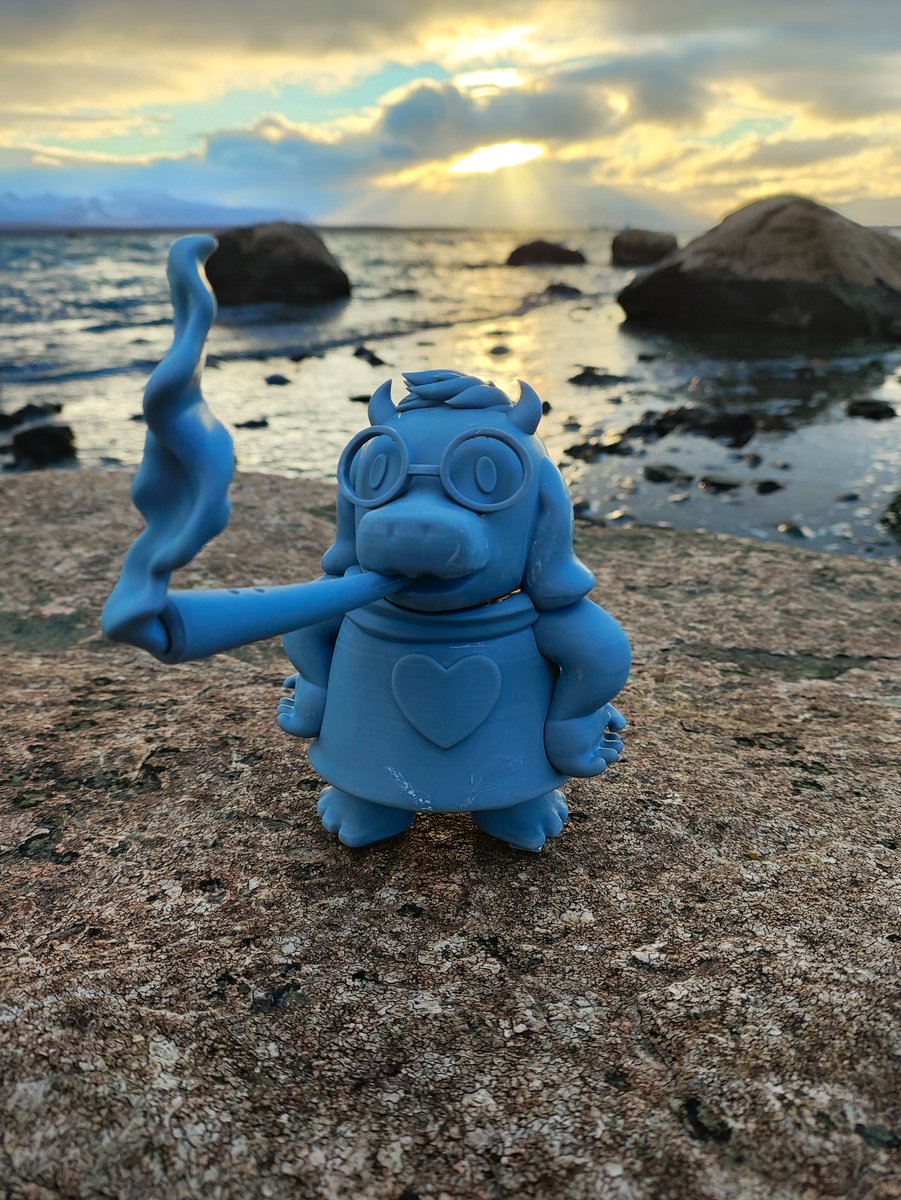 HollowPrints's tweet photo. Very funny to make and print but the wind almost broke it. https://t.co/vaXDyPBi7j