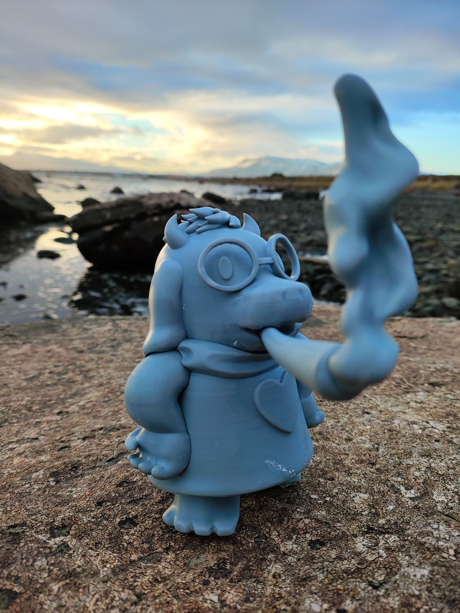 HollowPrints's tweet photo. Very funny to make and print but the wind almost broke it. https://t.co/vaXDyPBi7j