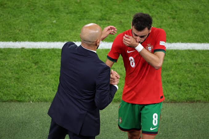 AdamJoseph's tweet photo. The biggest criticism of Roberto Martinez is how he fails to maximise Bruno Fernandes, his best player. If someone as inept as Ruben Amorim got far more out of Bruno even as a central midfielder &amp; Martinez can't as a #10, what a huge indictment of him.

Spectacularly bad coach. https://t.co/kDyJG4Ja1y