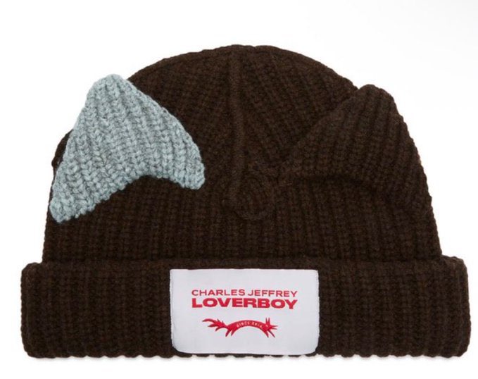 info_jimin's tweet photo. FASHIONMIN! #JIMIN usou, no primeiro dia de show em Londres, um gorro de gato da marca Charles Jeffrey LOVERBOY.

A marca é britânica e tem sua sede em Londres, na Inglaterra. Ao longo de sua turnê, Jimin tem escolhido peças de marcas locais dos países por onde passa, valorizando a moda e ressaltando a identidade cultural de cada região.