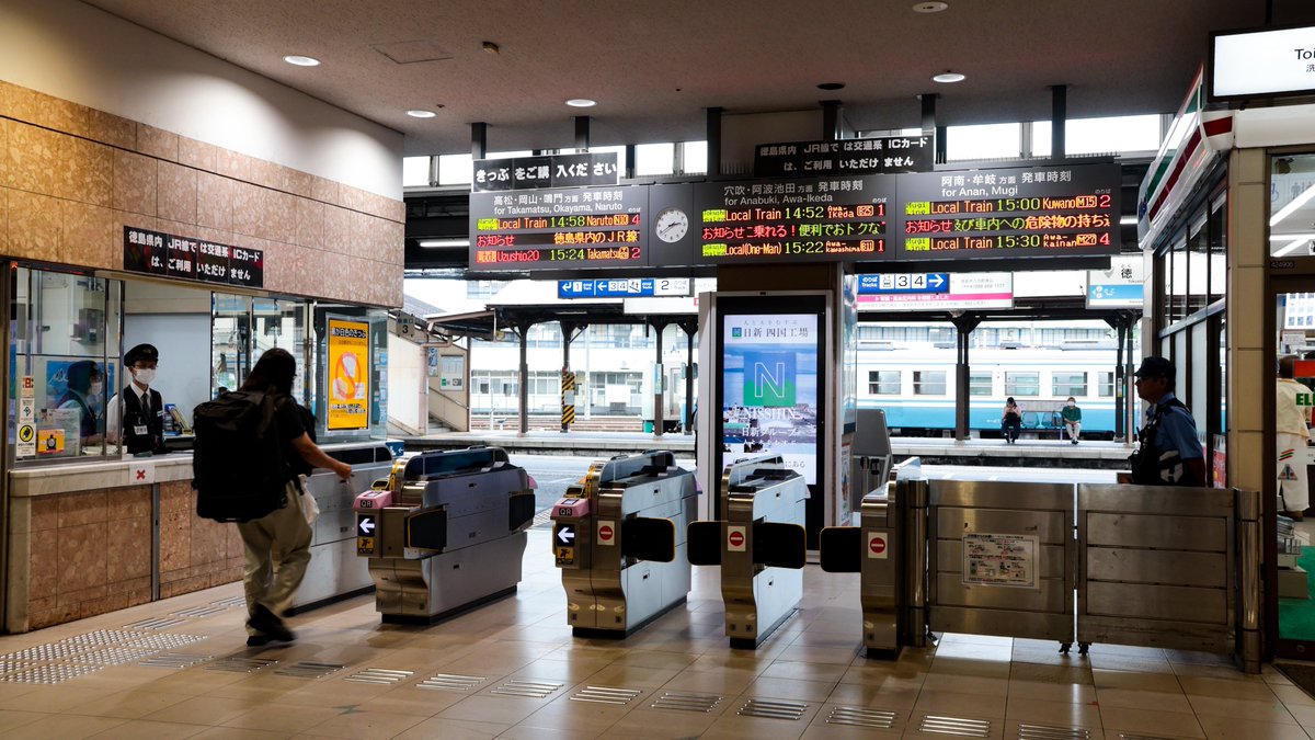 ride626_trv's tweet photo. 徳島駅は今日も電化される雰囲気はありませんでした。

#海垣継承駅巡り_中村編 https://t.co/9j9NHDguXH