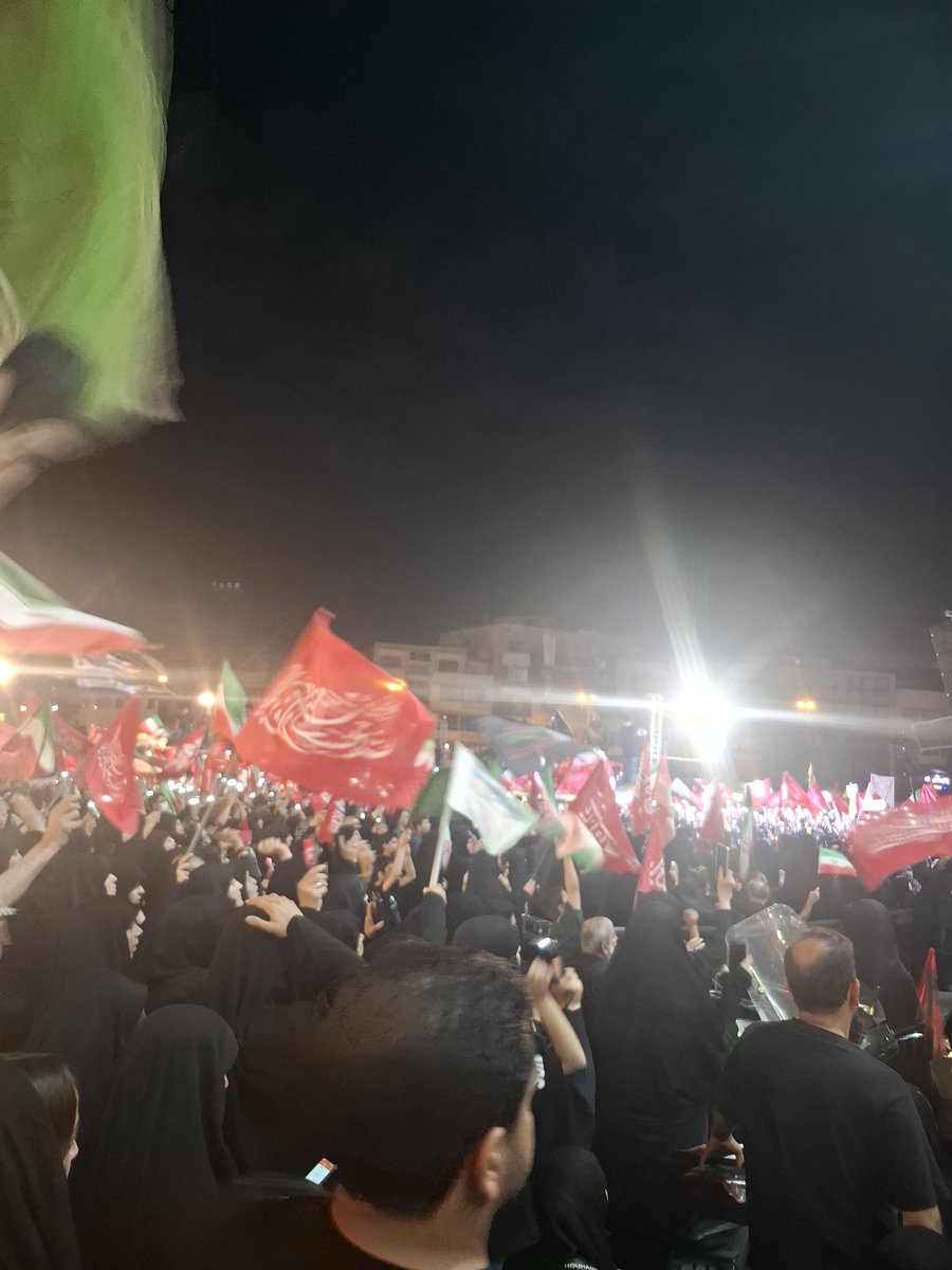 ademnamli's tweet photo. Tahran'da cenaze merasimi bitmesine rağmen halk hala meydanlarda 
İnkılap meydanı tıklım tıklım dolu 
Halk meydanlar siperimiz, intikam sloganları atmaya devam ediyor https://t.co/KSJN71b5Zv