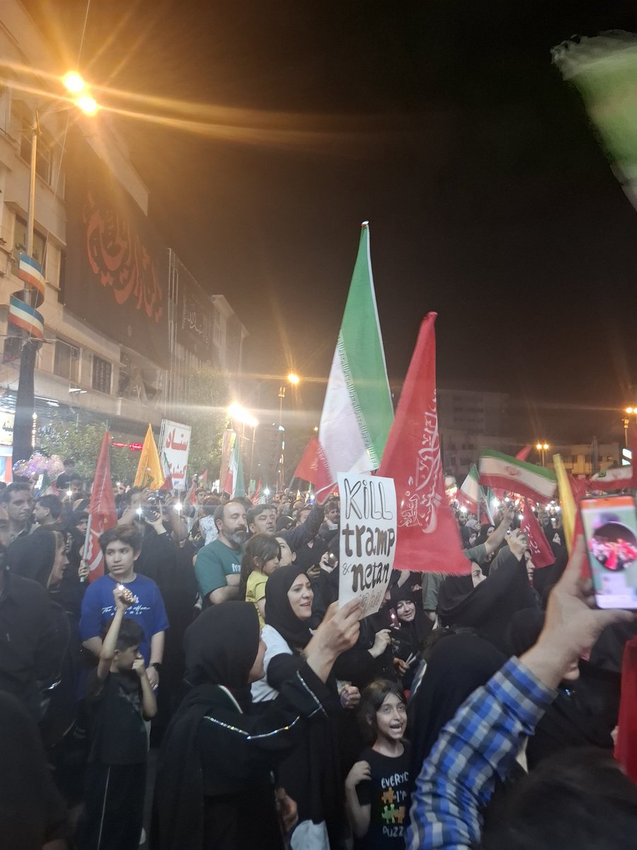 ademnamli's tweet photo. Tahran'da cenaze merasimi bitmesine rağmen halk hala meydanlarda 
İnkılap meydanı tıklım tıklım dolu 
Halk meydanlar siperimiz, intikam sloganları atmaya devam ediyor https://t.co/KSJN71b5Zv