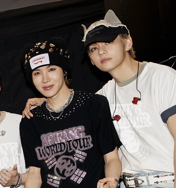 vjungist's tweet photo. these hats were the best thing to happen in london https://t.co/3BgUY9vVbK