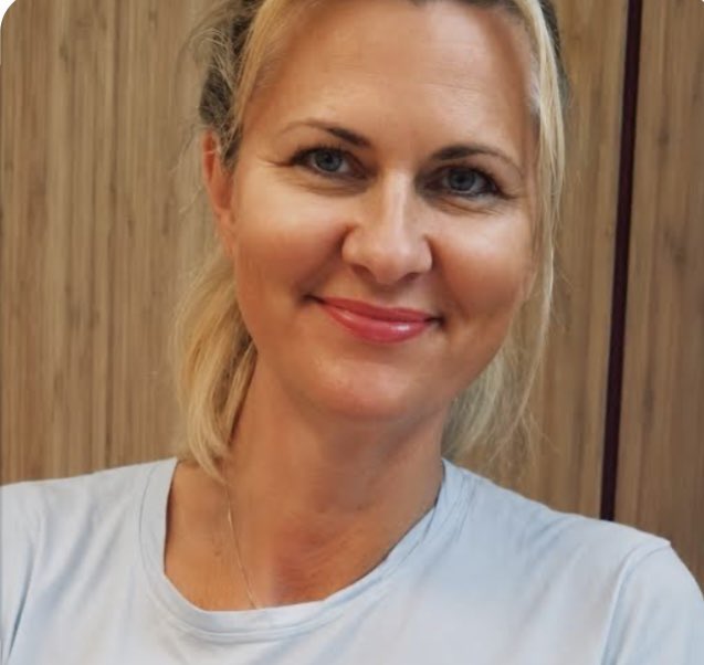 narinsns's tweet photo. A mãe do Halland lindíssima, o pai normal, o irmão bonito, qual a explicação dele ter nascido essa barruada de caminhão? Kkkkkkk https://t.co/9zKLHchSMj