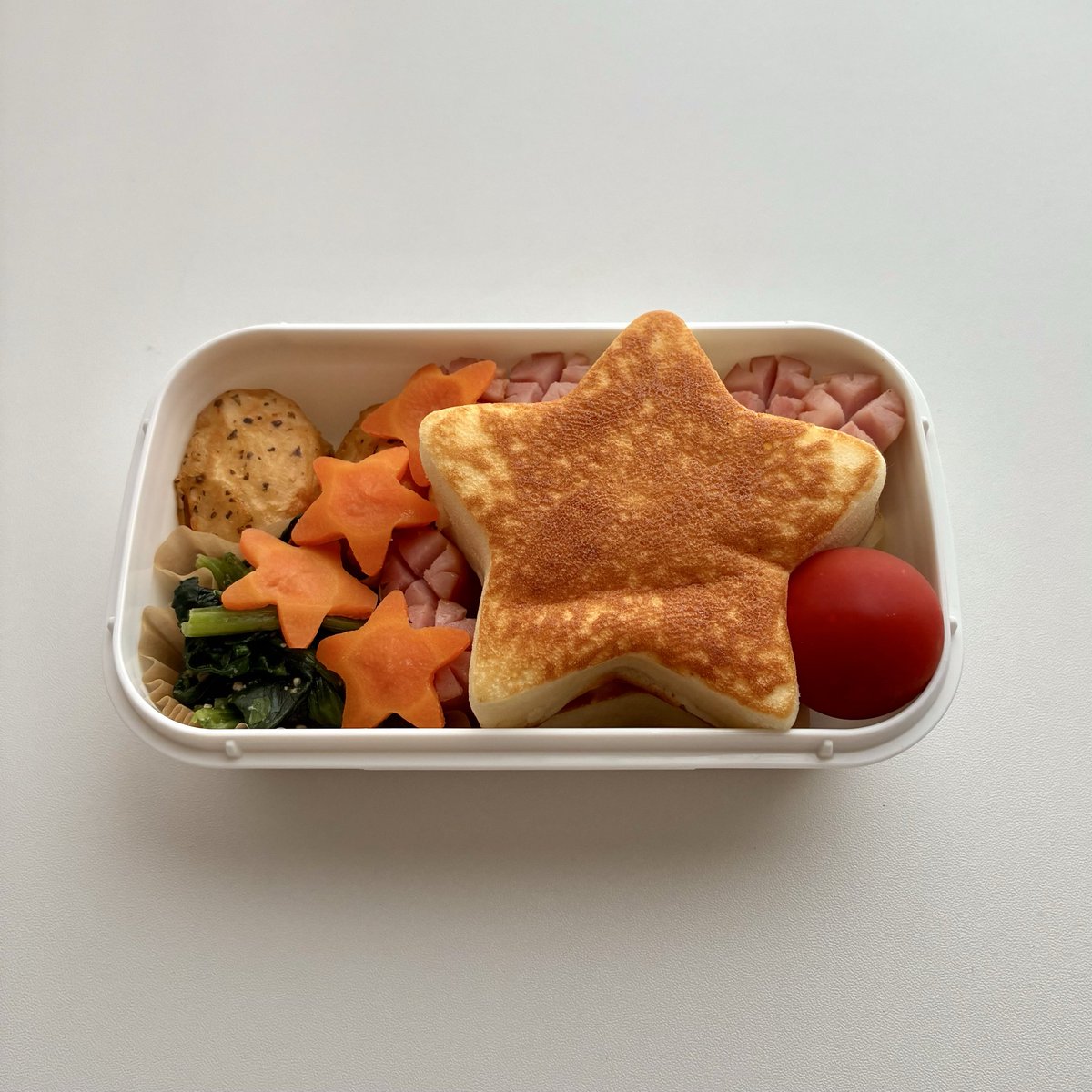 Sakichan1230's tweet photo. 今日は七夕なので星型パンケーキお弁当にしました⭐️🥞 https://t.co/Klhj1fciW9