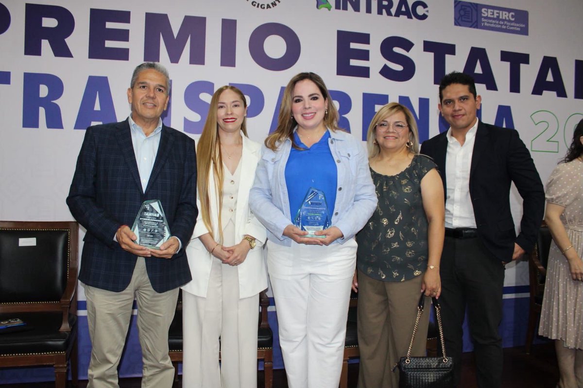 SETRA_COAH's tweet photo. A nombre de la Secretaria del Trabajo, su titular, @zogbi_nazira, recibió el Premio a la Transparencia 2026, por obtener altas calificaciones en el cumplimiento de las disposiciones de transparencia.

#CoahuilaPaDelante #APasosDeGigante https://t.co/jyTwoI1rld